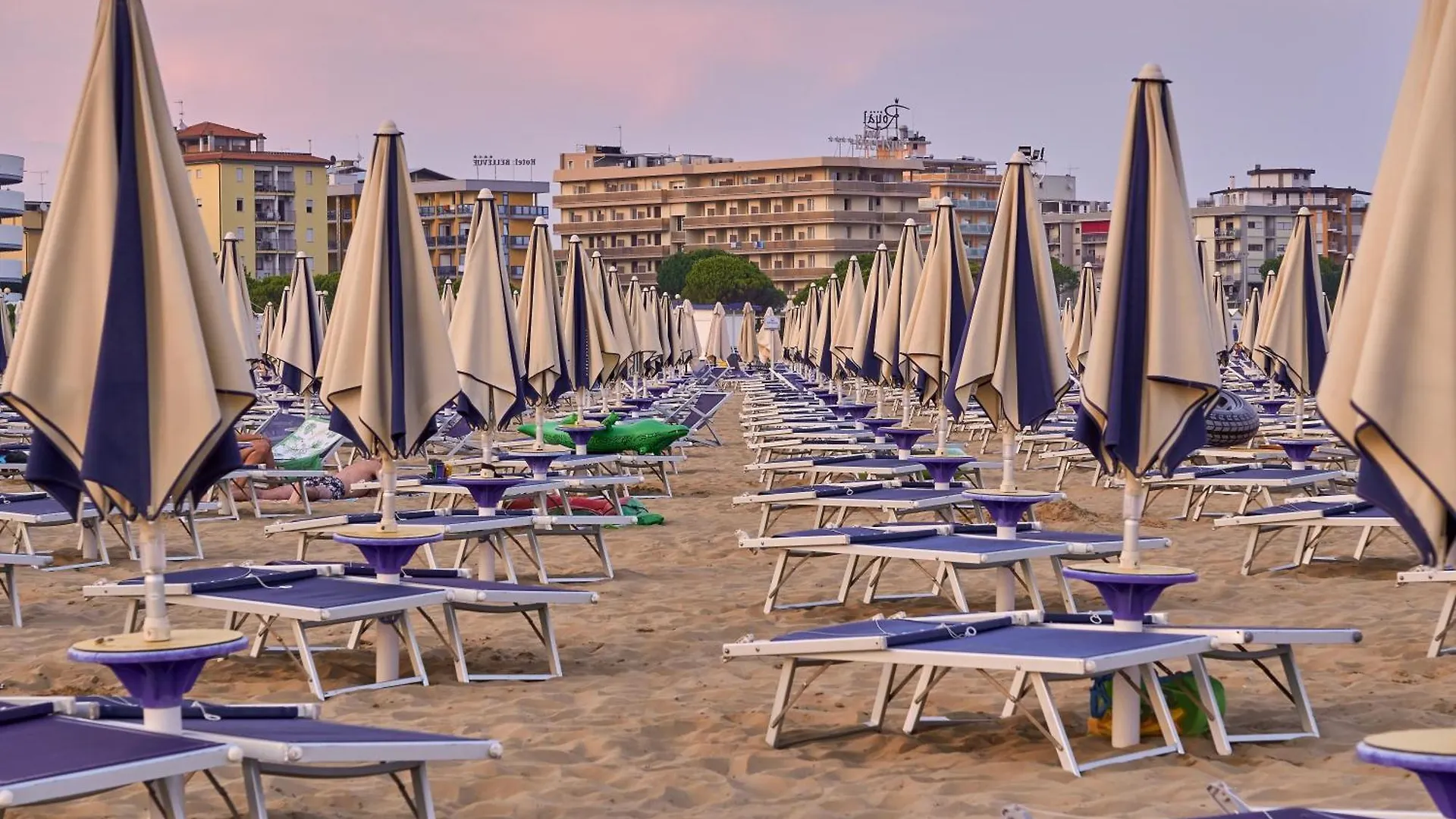 Enjoy Poolside Comfort - Beahost Rentals Bibione Apartment